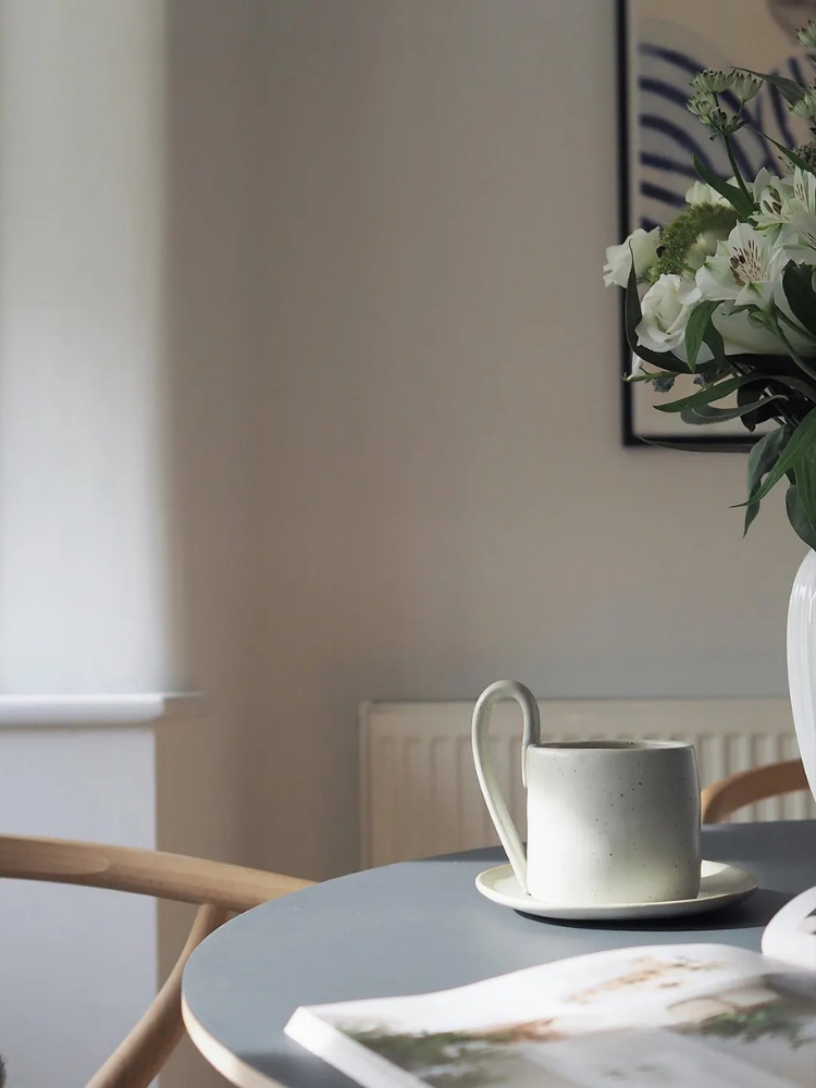 Flow Mug with Saucer - Off-white Speckle